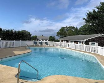Bright condo w Pool, walking distance to town! - Vineyard Haven - Piscina