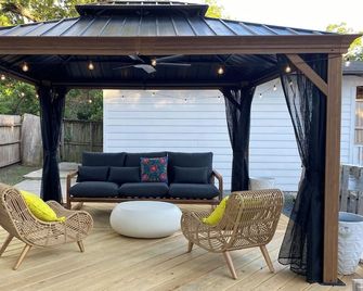The Tomball House: 2bed 2bath steps away from coffee, dining, and shopping - Tomball - Patio