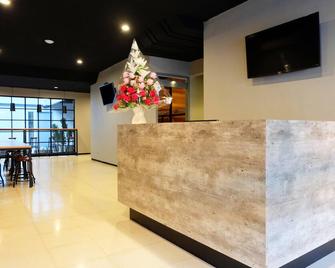 Livinn Hostels Gubeng Station Surabaya - Surabaya - Front desk