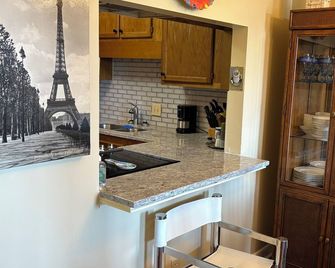 Cozy 1-bedroom condo in Downtown Winston-Salem, free parking! - Winston-Salem - Kitchen