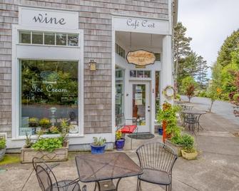 Cloud Nine - A Charming Ocean View Home with Hot Tub & Fire Pit in Belle Beach! - Lincoln Beach - Patio