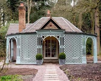 The Golden Ball Inn 1728 - טלפורד - בניין