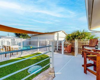 Home with pool, central AC, & washer/dryer - walk minutes to beach - Sunnyside - Balcony