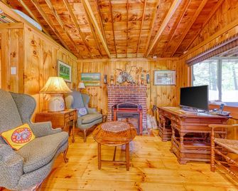 Vintage, Log Cabin in the Woods with Beach Club Access About One Mile Away - Boothbay Harbor - Living room
