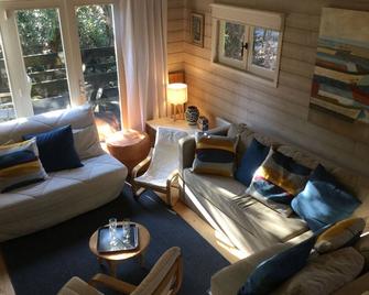 Wooden Chalet on Lacanau Lake: a Haven of Peace Surrounded by Nature - Lacanau - Living room