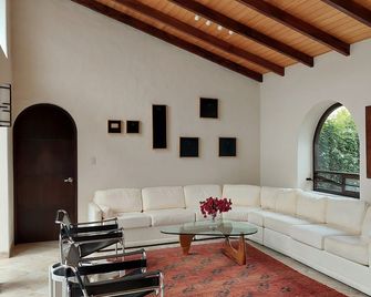 In Town Center! Private Compound With Large House and Separate Guest House. - Cotacachi - Sala de estar