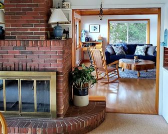 Picturesque Lakefront Retreat in Belgrade Lakes - Belgrade - Living room