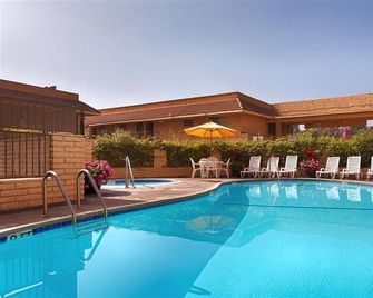 Monterey Park Inn - Monterey Park - Piscina