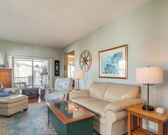 Scituate Vacation Rental - Walk to the Beach! - Scituate - Living room