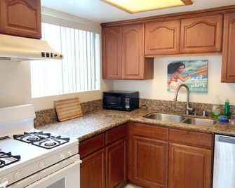 Charming 2-bedroom condo with WiFi, AC in delightful Arcadia - Arcadia - Kitchen