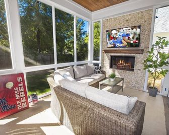 Less than 1 Mile to the Square! Outdoor Fireplace - Oxford - Living room