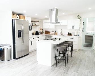 The New Hope Loft Walkable & Serene - New Hope - Kitchen
