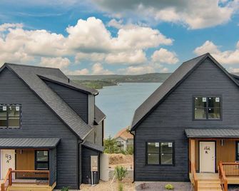 Table Rock Lake view! Indoor Pool! - Ridgedale - Building