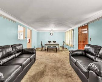 Niagara Falls, Highmark, Buffalo Vacation House - Cheektowaga - Living room