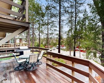Water-View Cabin Near Pine Mountain Lake Marina, Private W/D, Wifi, Grill - Groveland - Balcony