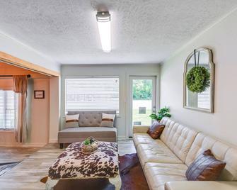 Quaint Greenbrier Apartment Less Than 24 Mi to Nashville - Greenbrier - Wohnzimmer