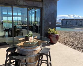 CaveB Lake House - come for concerts, or a relaxing get away in the sunshine - Quincy - Innenhof