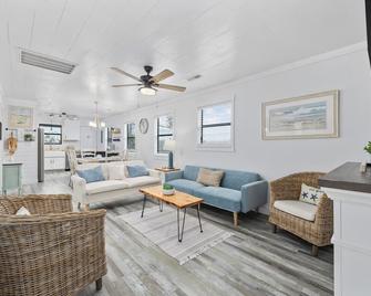 Walk to Crescent Beach Updated Condo with Balcony - Myrtle Beach - Sala de estar