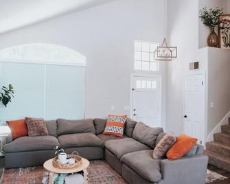The lakes Family home - Sun City - Sala de estar