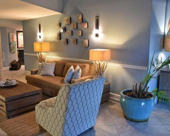Pelican Beach Resort & Conference Center - Destin - Living room