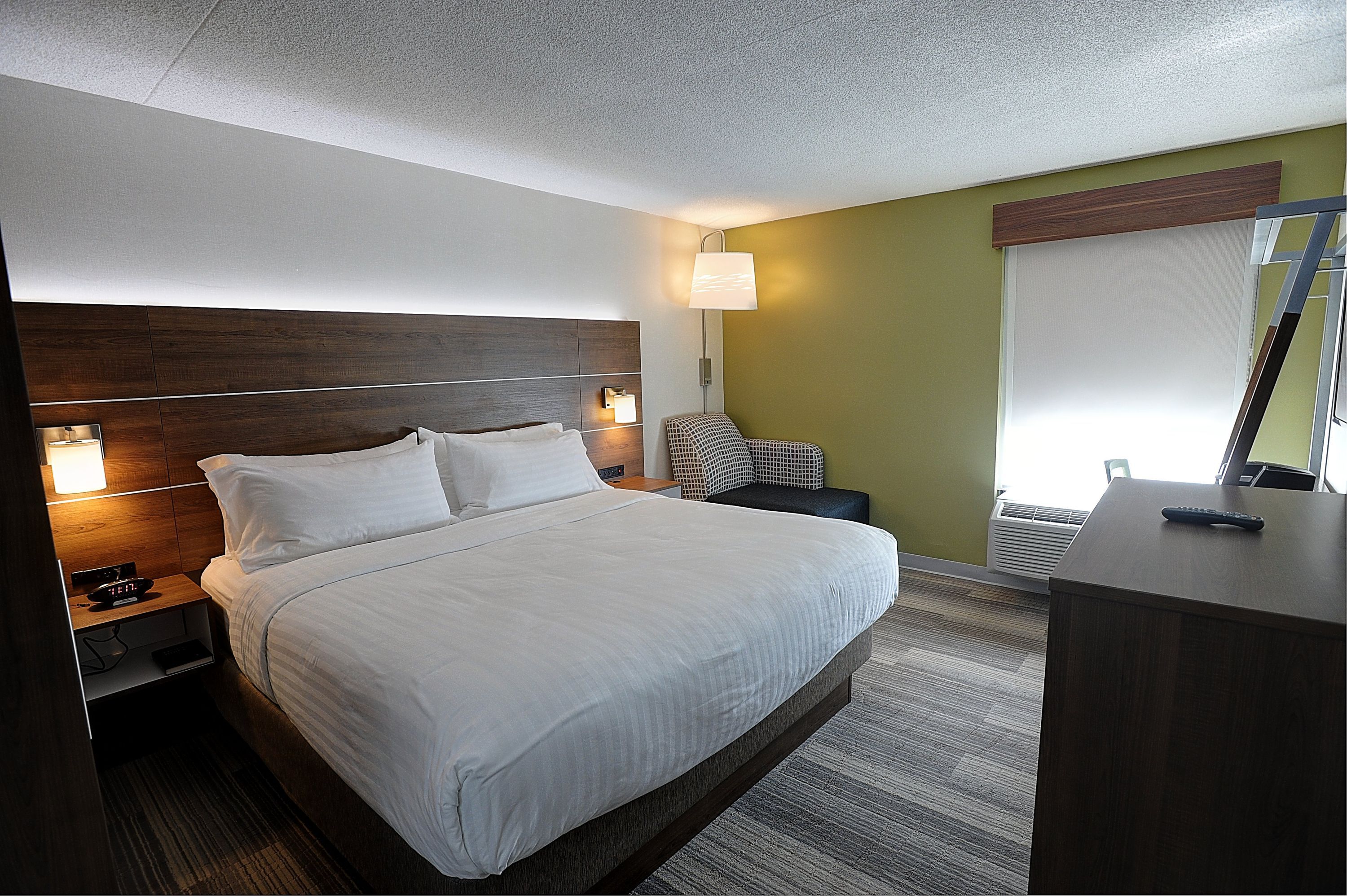 Holiday Inn Express & Suites Toronto Airport West By IHG thumbnail 2