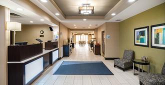 Holiday Inn Express & Suites Ashland - Ashland - Front desk