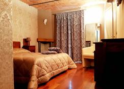 Red Wine - Guest House - La Morra - Bedroom