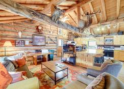 Cozy Montana Cabin Near Yellowstone National Park! - Cameron - Living room