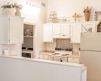 Charming Two-Story Family-Friendly Getaway - Flowood - Kitchen