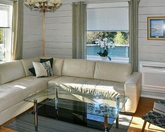 8 Person Holiday Home in Uggdal - Uggdal - Sala de estar