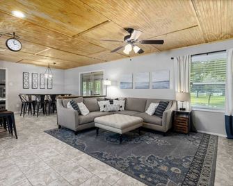 Royal Waters - Waterfront - Boat Rentals available - Chandler - Living room