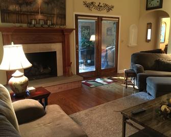 3 bedroom ranch style home in historic Prospect - Prospect - Living room