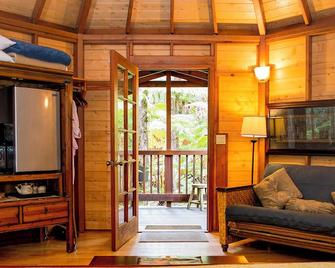 Private Rainforest Retreat in Volcano Village - Volcano - Living room