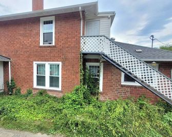 Vintage One Bedroom with Living/Kitchen - Mount Airy - Budova