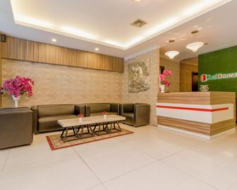 RedDoorz Plus @ Thamrin - Jakarta - Front desk