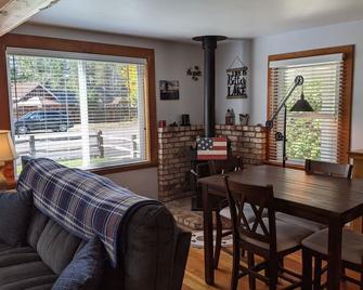 Charming town home 8 min to Lake Almanor, 35 min to Mt. Lassen - Chester - Dining room