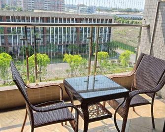 Chongqing Lvying Haoting Business Hotel (Shuangqiao Gymnasium Branch) - Chongqing - Balcony