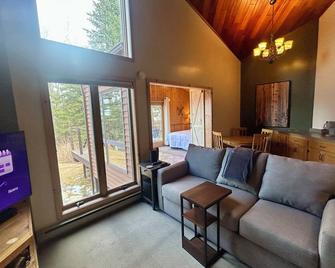 Charming Lakehome Central to Superior's North Shore Attractions 2 Bed / 1 Bath - Two Harbors - Huiskamer