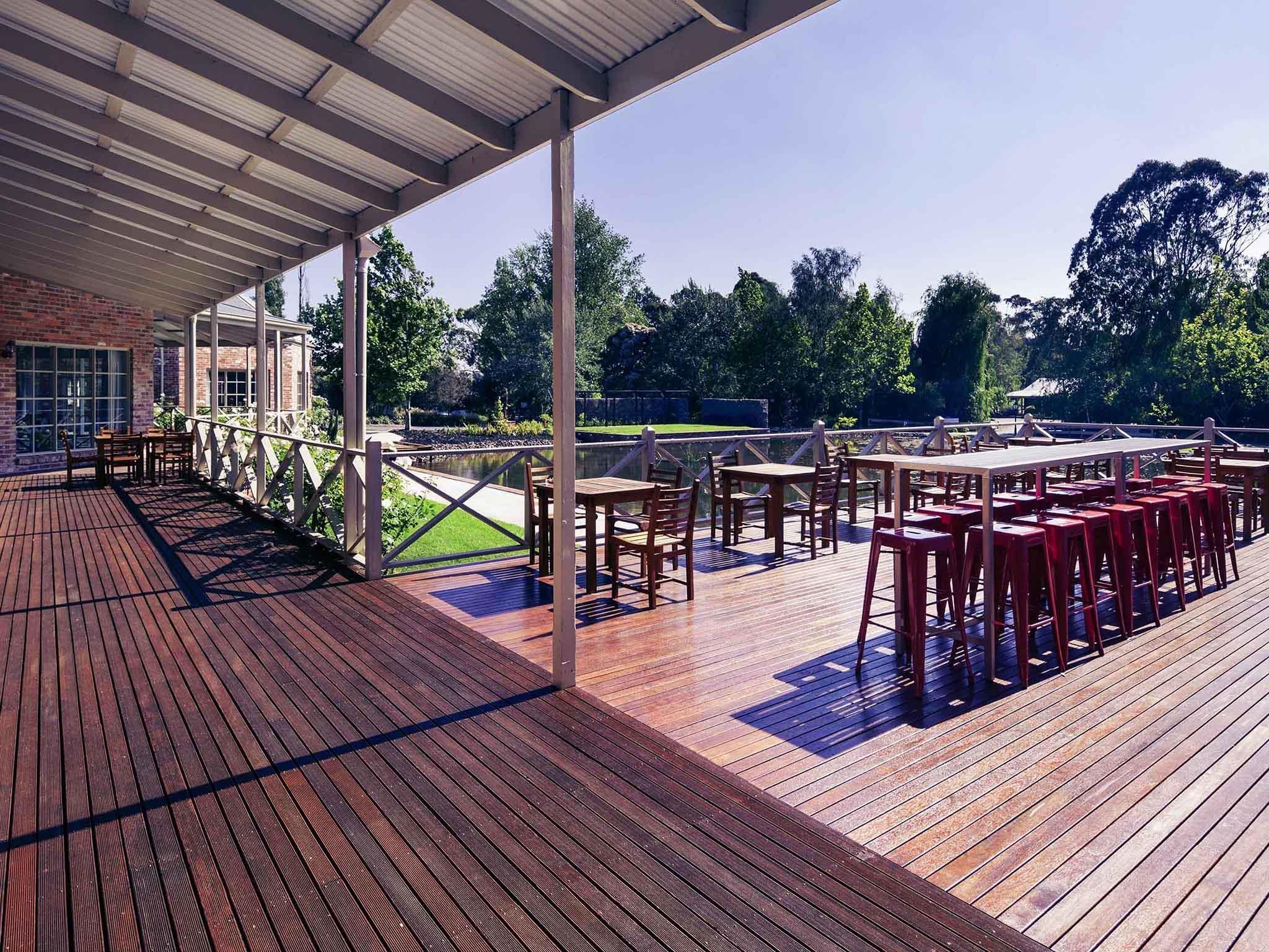 ميركيور بالارات هوتل آند كونفينشن سنتر - بولارات - شرفة مرصوفة