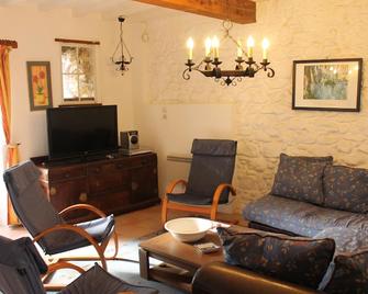 Charming hamlet surrounded by nature with swimming pool, tennis, horse riding ... - Gaudiès - Sala de estar