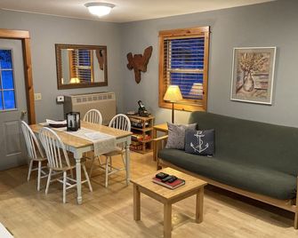 Cozy Cabin in the woods 2 br + 1 loft br, 1 bath. Large deck, beautiful views - Great Valley - Dining room