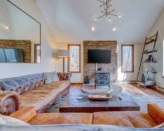 Rustic Private Cabin Outdoor Hot tub w/ Lake View - Stroudsburg - Sala de estar