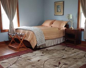 Cozy 2 bedroom 1,700 square ft home. Sleeps 5. Directly on the KY Bourbon Trail - Loretto - Bedroom