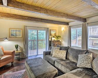 Cabin w/ Hot Tub, 25 Mi to Olympic Nat'l Park - Shelton - Huiskamer