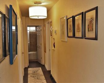 The Gateway - a beautiful relaxing three bedrooms apartment - Grand Forks - Hallway