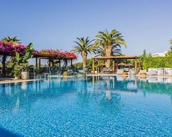 Alion Beach Hotel - איה נאפה - בריכה