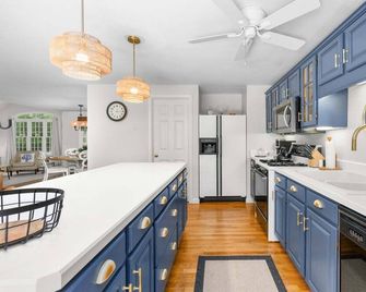 Sunset Pines Cape Cod retreat - East Sandwich - Cocina