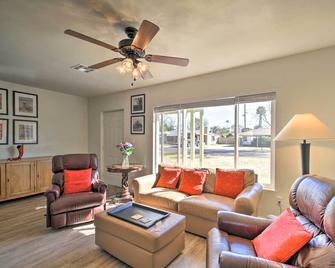 Pet-Friendly Phoenix Home Breezeway and Fenced Yard - Phoenix - Sala de estar