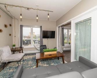 204 - Downtown 2 Bedroom Apartment - Appleton - Living room