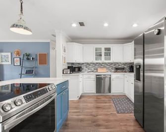 Centrally located bright 2-bedroom bungalow with AC in charming Lynn Haven - Lynn Haven - Cocina